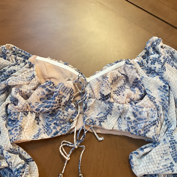 Olivaceous off white/blue chiffon crop top . - Picture 4 of 5